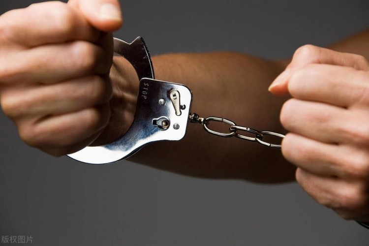 痛心！与父亲微信对骂00后小伙捅死父亲